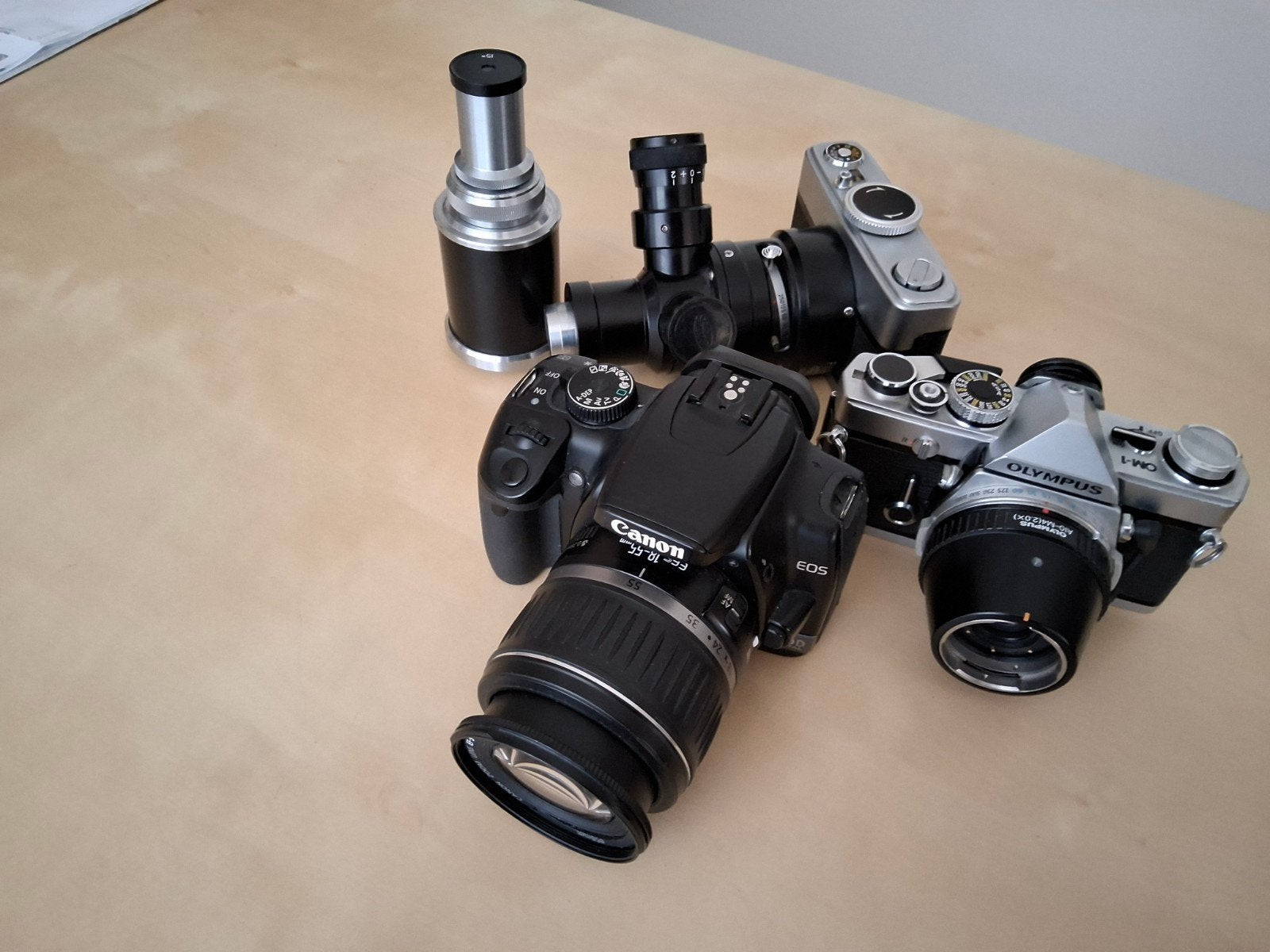 Canon 400D en Olympus OM-1 met unieke accessoires, Gebruikt, Spiegelreflex, Accu, Canon