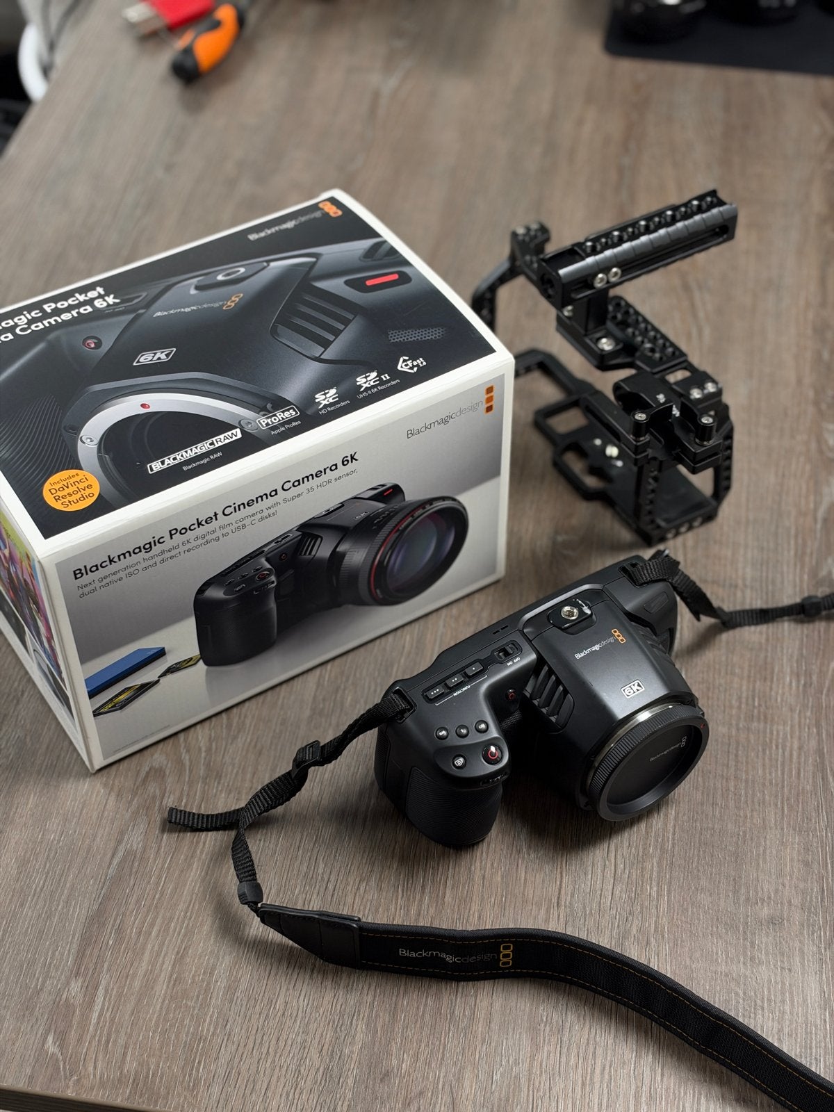 Blackmagic Pocket Cinema Camera 6K (Canon EF) met cage, Ophalen, Zo goed als nieuw, Overige Merken, Draagriem