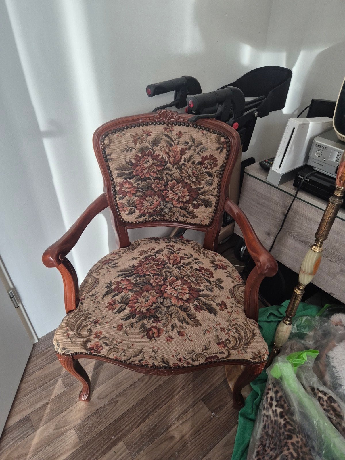 Antieke stoel met bloemenpatroon