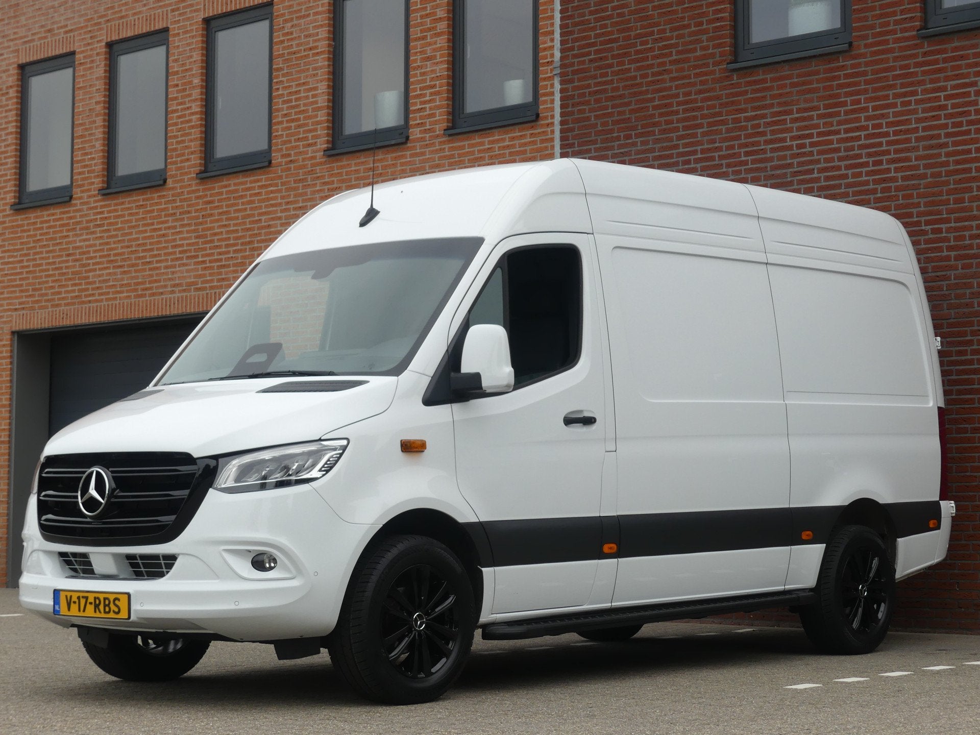 Foto 21 van Mercedes-Benz Sprinter 317 CDI L2H2 LED/Camera/Geveerde stoe