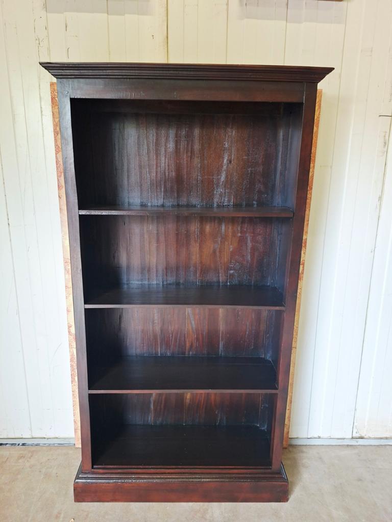 Koloniaal teakhouten boekenkast afm: 98x34m en 179cm hoog.