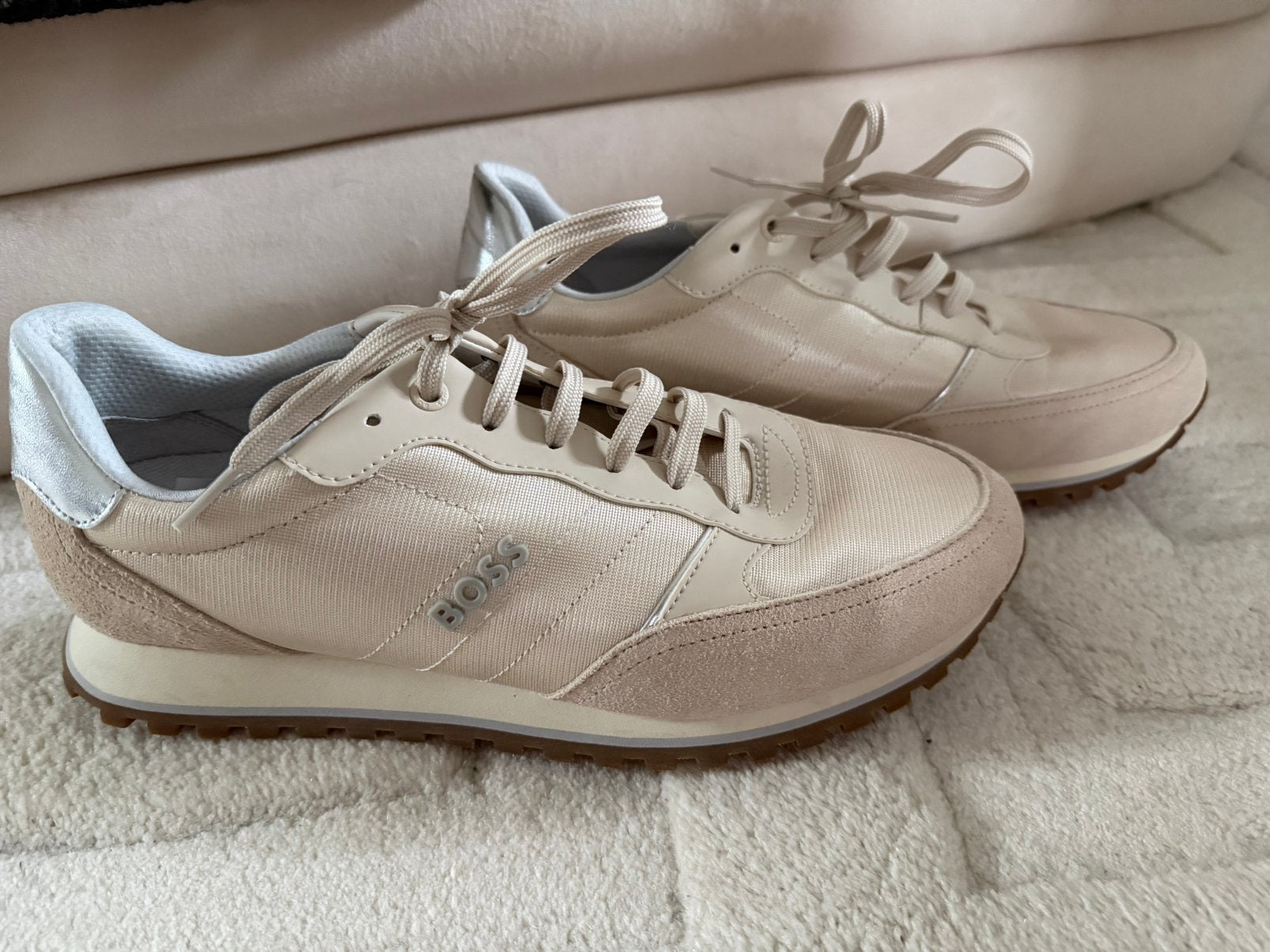 Hugo boss sneakers maat 43 creme beige zilver, Overige kleuren, Ophalen of Verzenden, Sneakers of Gympen, Zo goed als nieuw