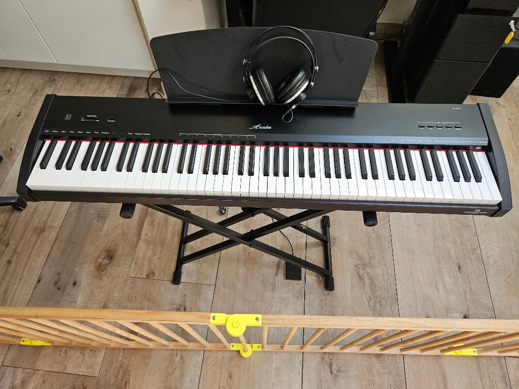 Amadeus Stage 1 digitale piano, Muziek en Instrumenten, Piano's, Ophalen, Zwart, Digitaal, Zo goed als nieuw