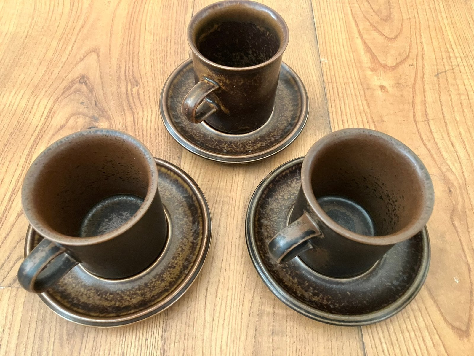 Vintage bruine kop en schotels , 3 sets, Arabia. Nieuwstaat!, Huis en Inrichting, Keuken | Servies, Ophalen, Overige materialen