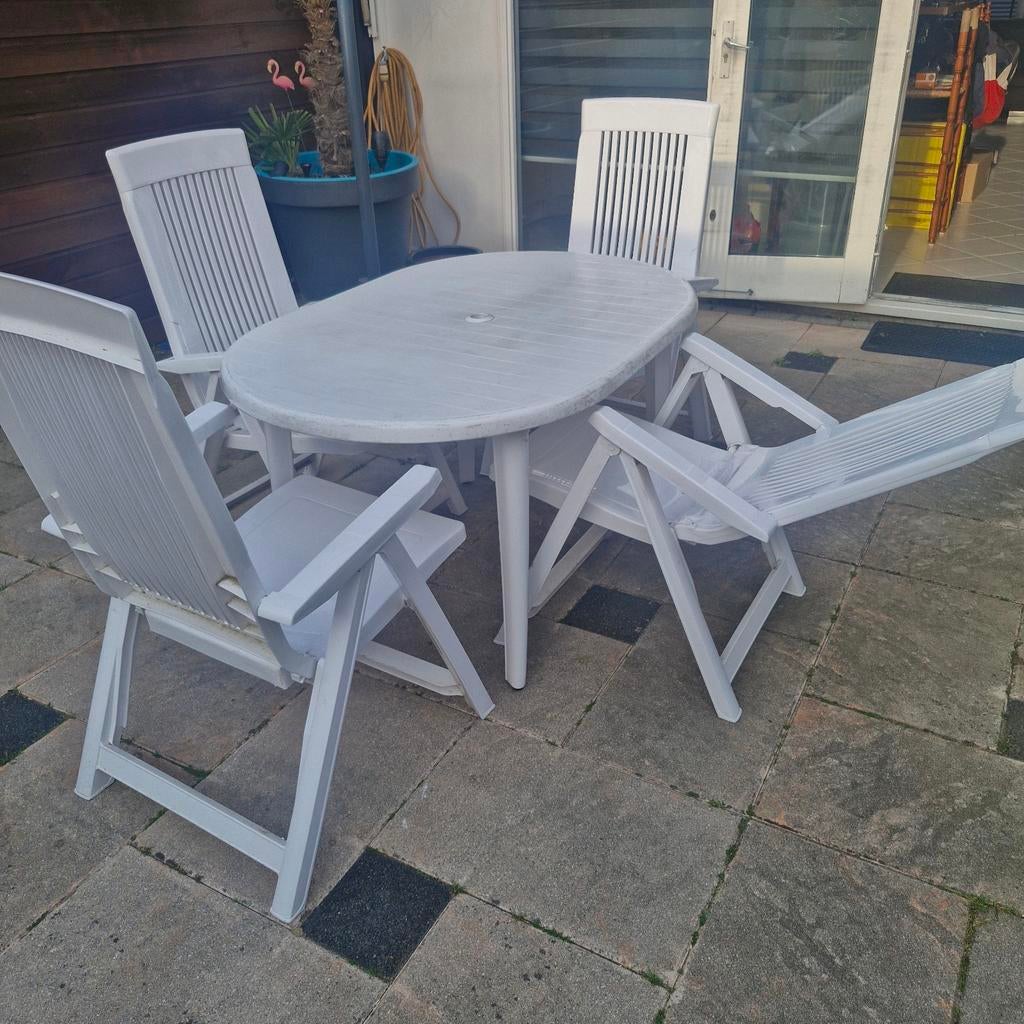 Witte kunststof tuinset met 4 stoelen en tafel, Ophalen of Verzenden, Gebruikt, Kunststof