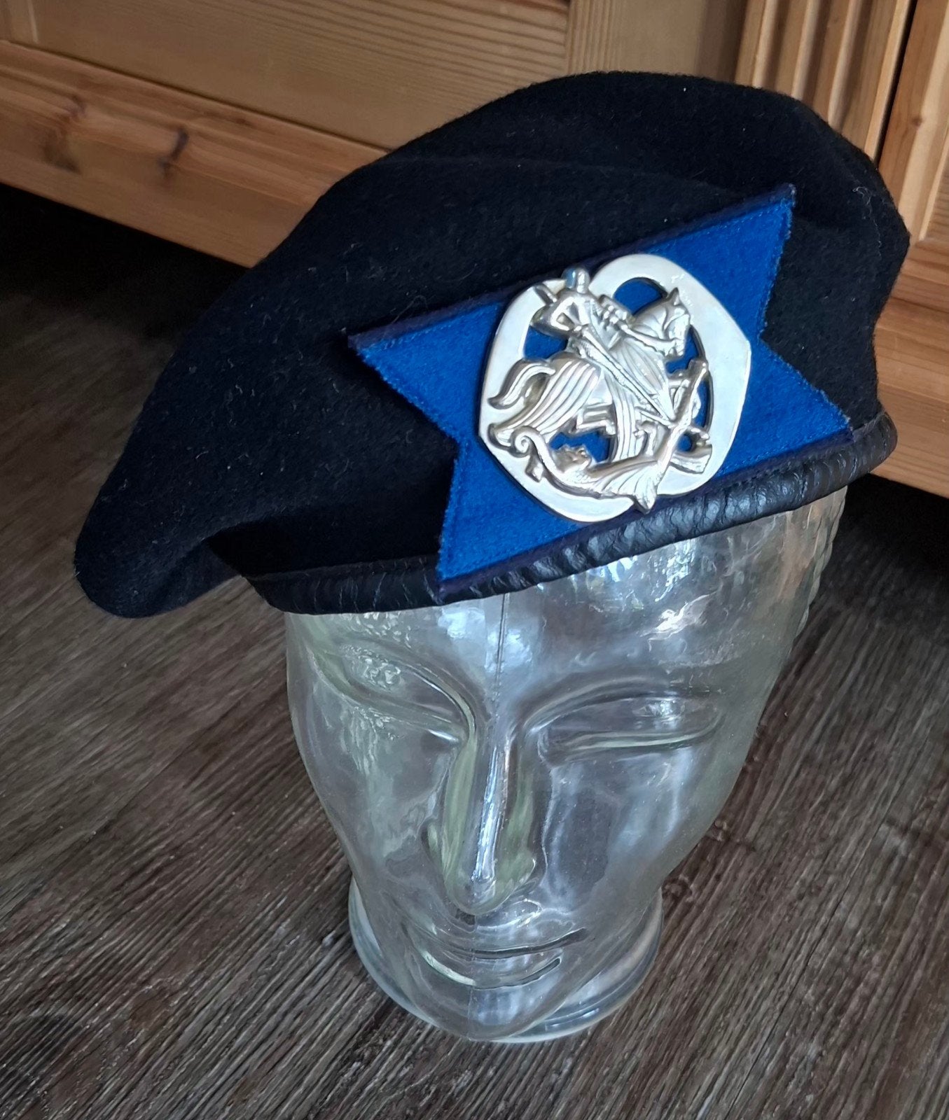 Zwarte baret met zwaluwstaart / cavalerie verkennersembleem., Ophalen of Verzenden, Landmacht, Nederland, Embleem of Badge