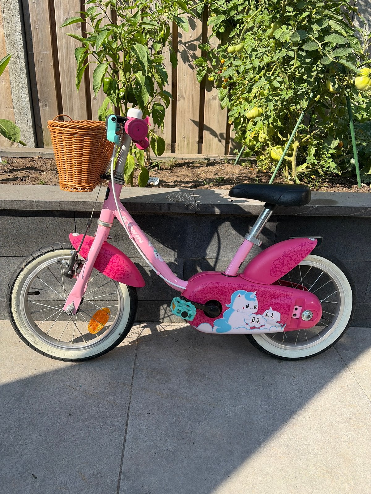 Roze kinderfiets met mandje - B'Twin 14 inch, Ophalen, Zijwieltjes, Gebruikt, Minder dan 16 inch