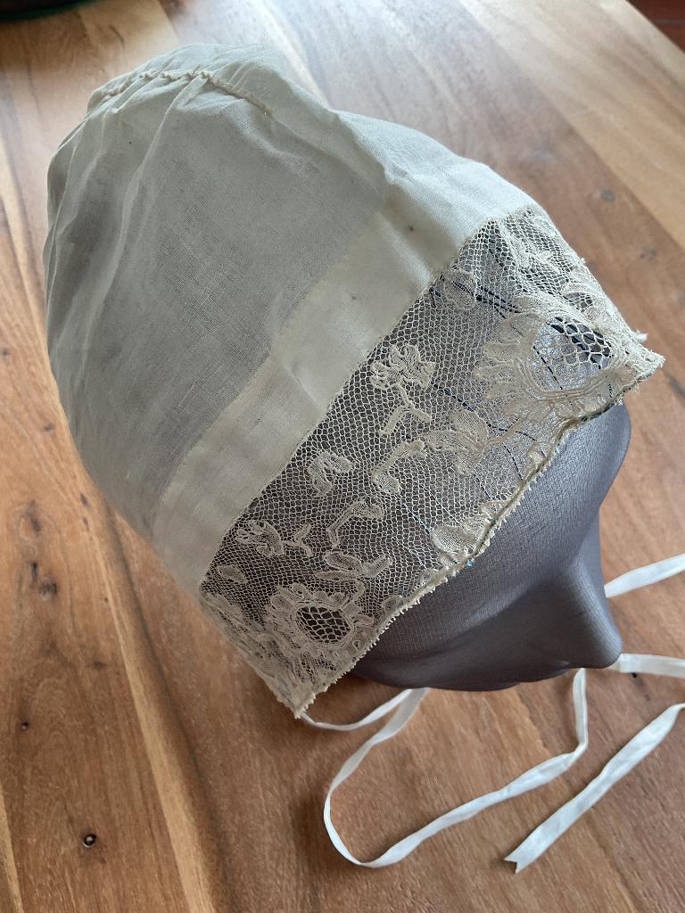 Antieke klederdracht muts met kanten rand, Antiek en Kunst, Ophalen of Verzenden, Dames, Overige merken