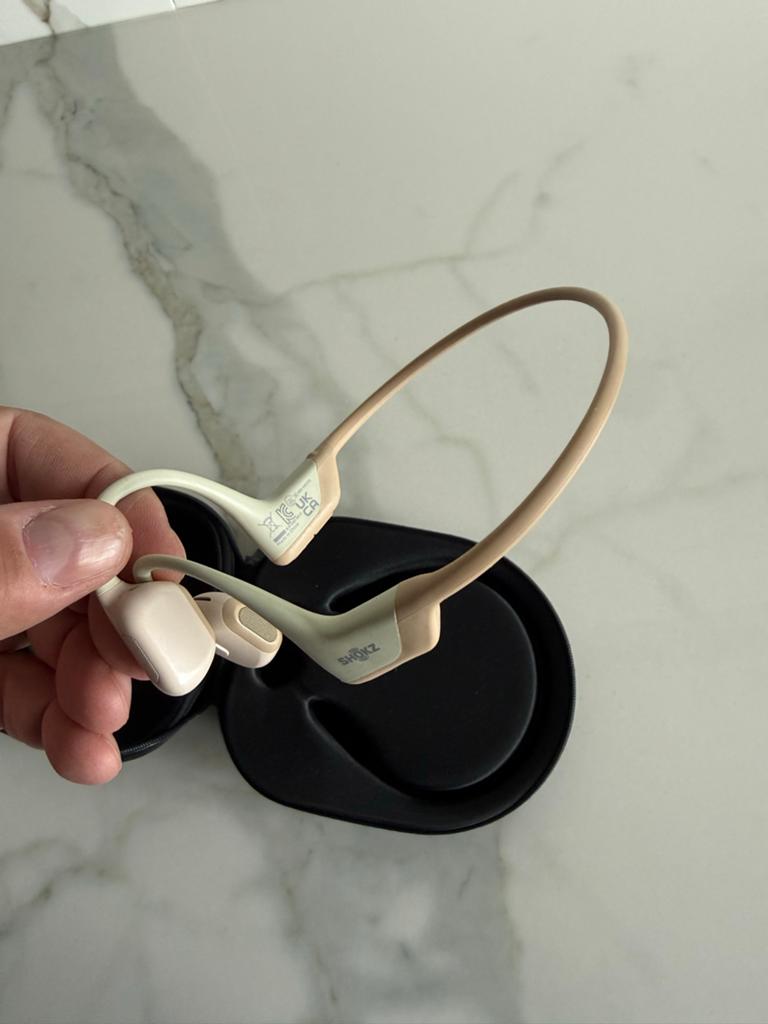 Shokz OpenRun Beige - rechter speaker defect, Ophalen of Verzenden, Zo goed als nieuw, Overige merken, Draadloos