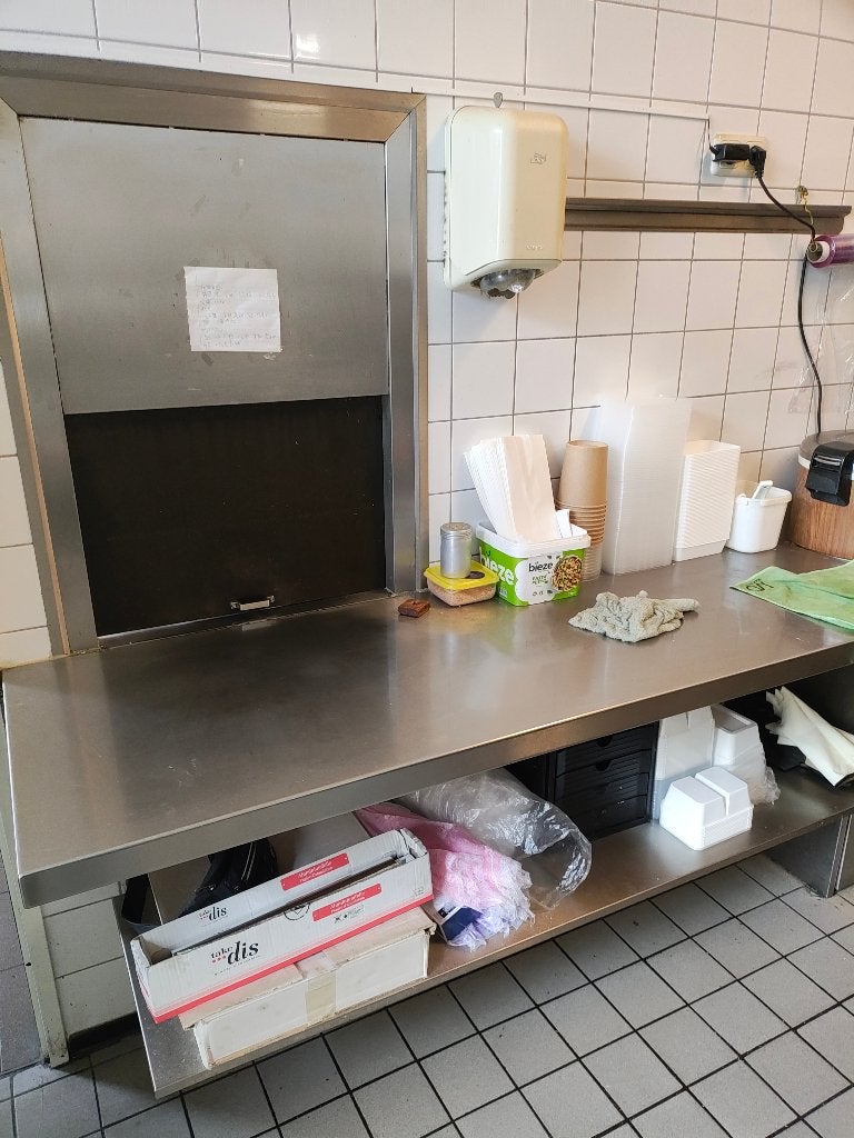 Foto 2 van RVS WERKTAFEL