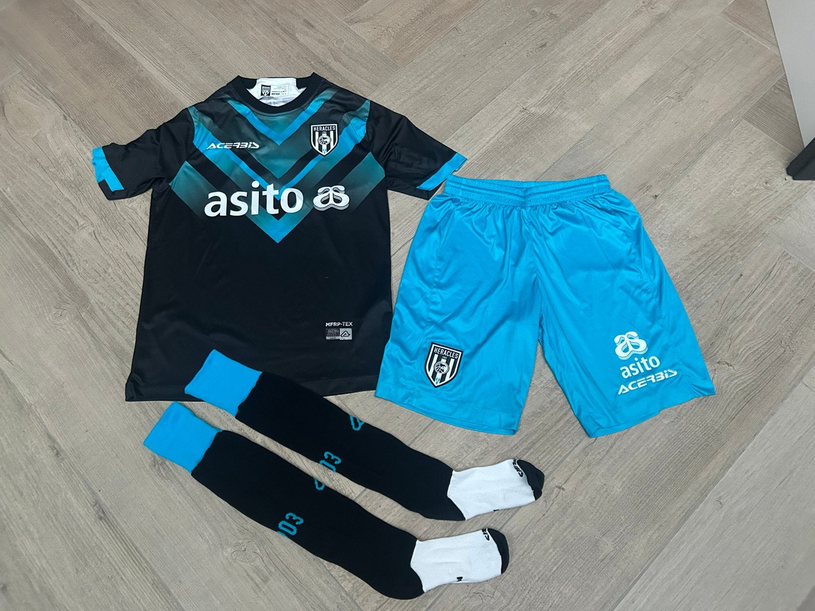 Heracles Almelo uittenue, maat M met bijbehorende sokken, Ophalen of Verzenden, Nieuw