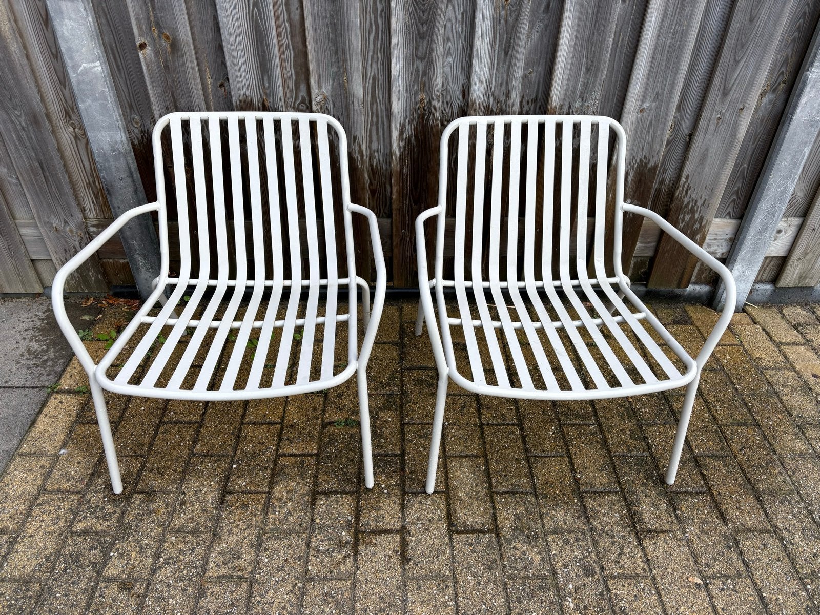 Twee witte metalen loungestoelen, Ophalen, Gebruikt, Metaal
