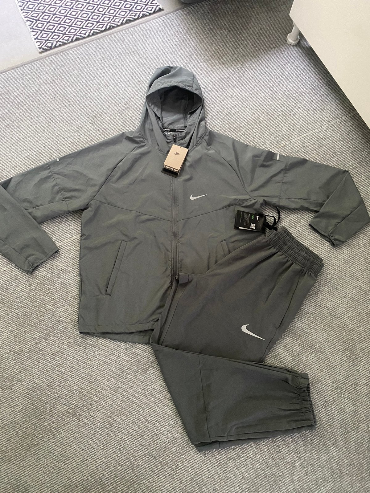 Nike trainingspak, Ophalen of Verzenden, Nieuw, Grijs, Algemeen