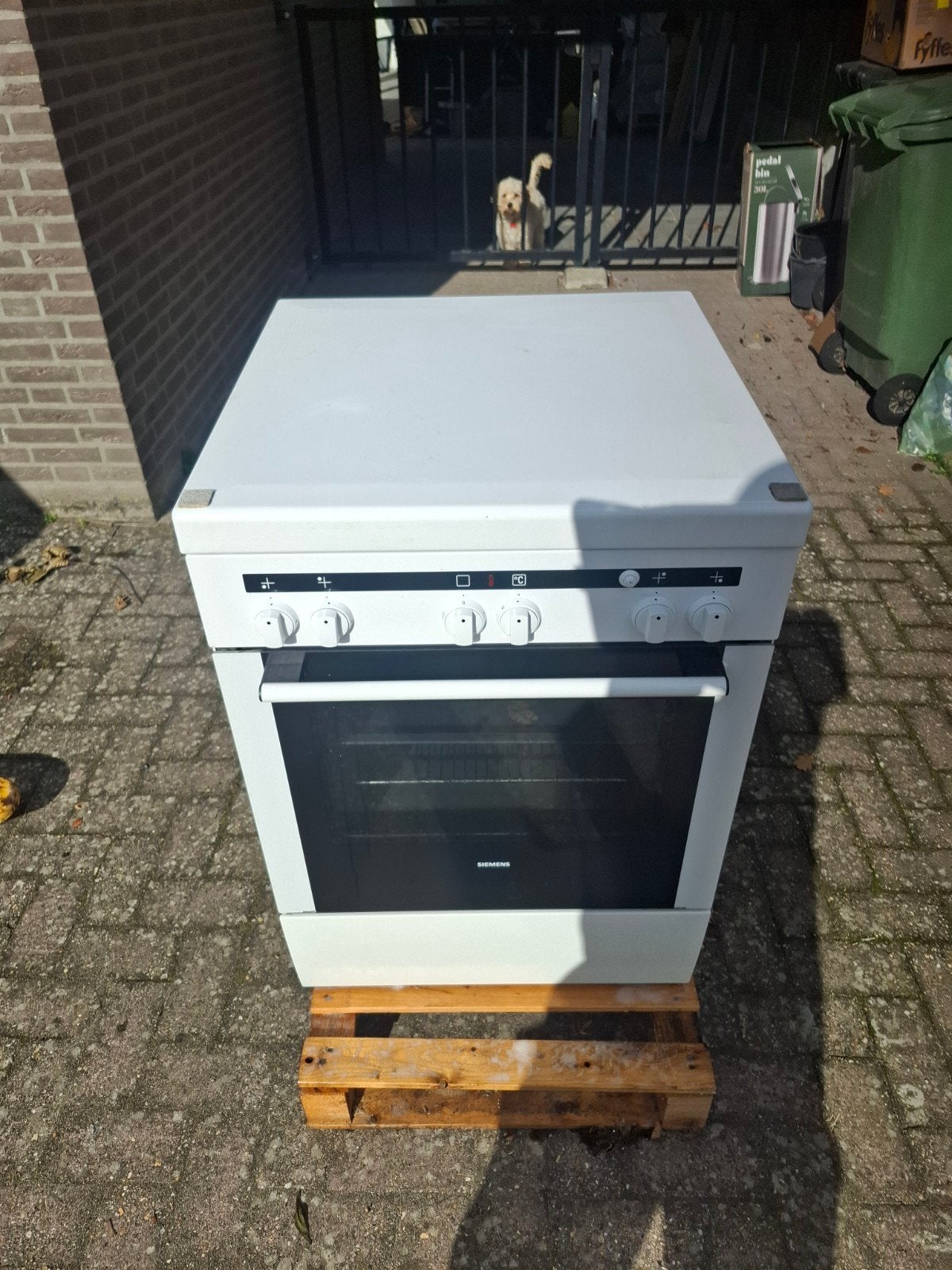 Siemens Elektrisch oven met 4 pits gasfornuis, Ophalen, 4 kookzones, Zo goed als nieuw, Vrijstaand