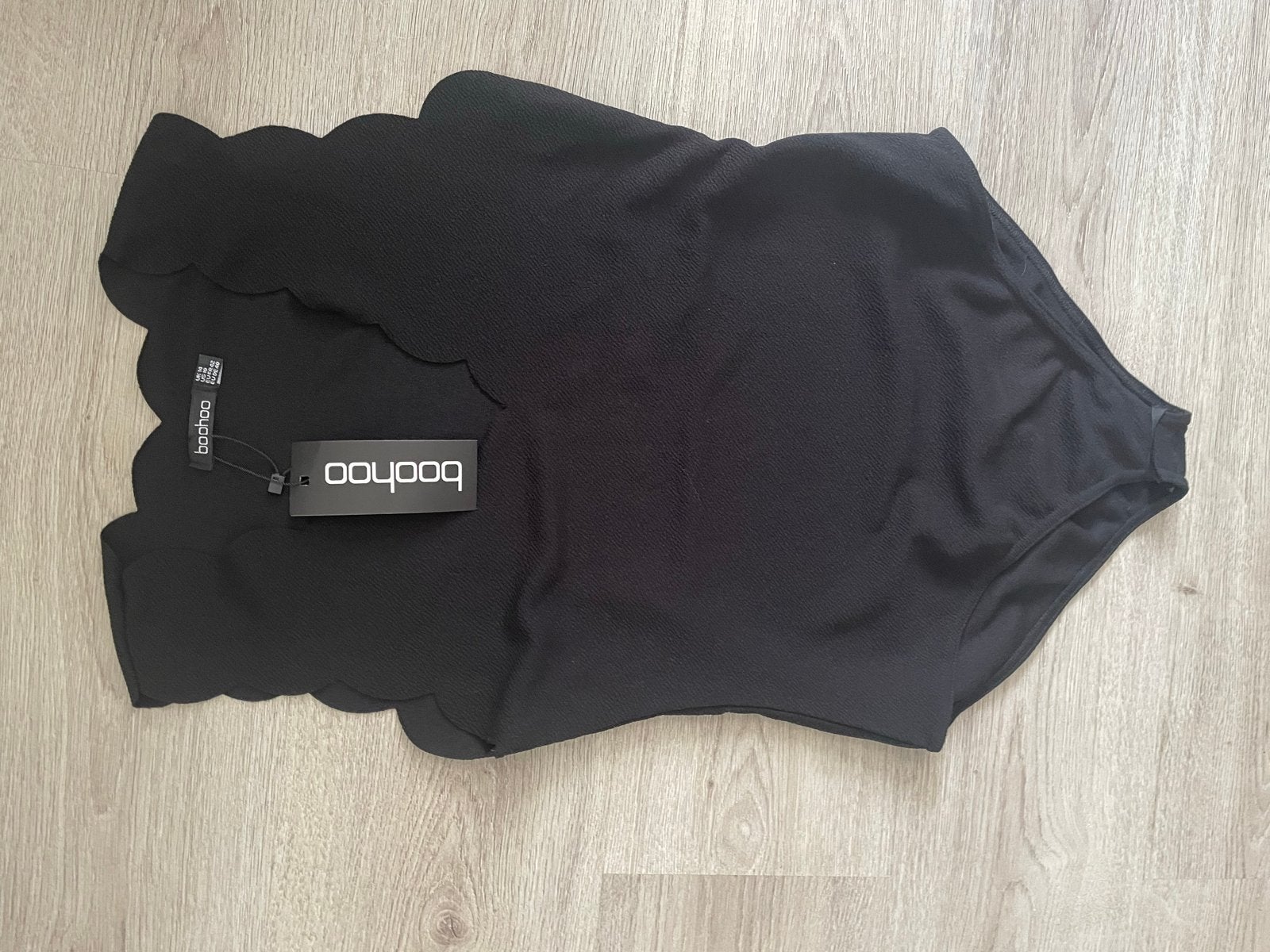 Nieuwe Boohoo zwarte bodysuit met geschulpte rand, Maat 38/40 (M), Zwart, Nieuw, Ophalen of Verzenden