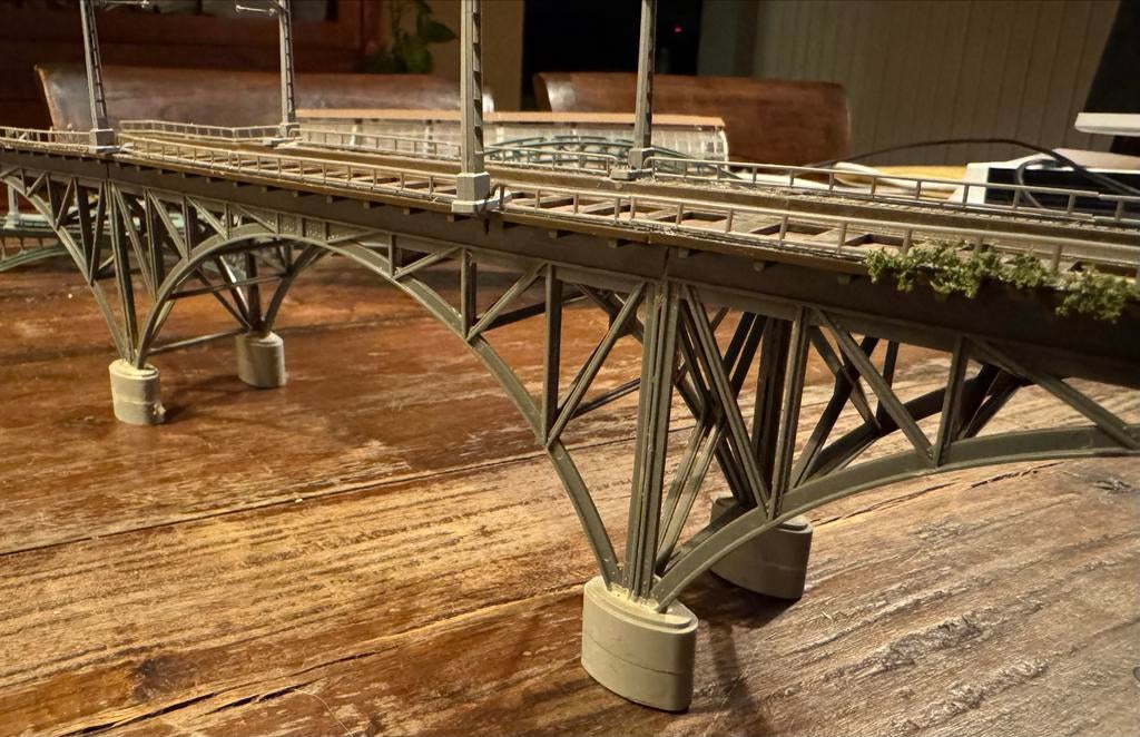 Boogbrug met bovenleidingen in N-schaal, Ophalen of Verzenden, Gebruikt, Brug, Tunnel of Gebouw