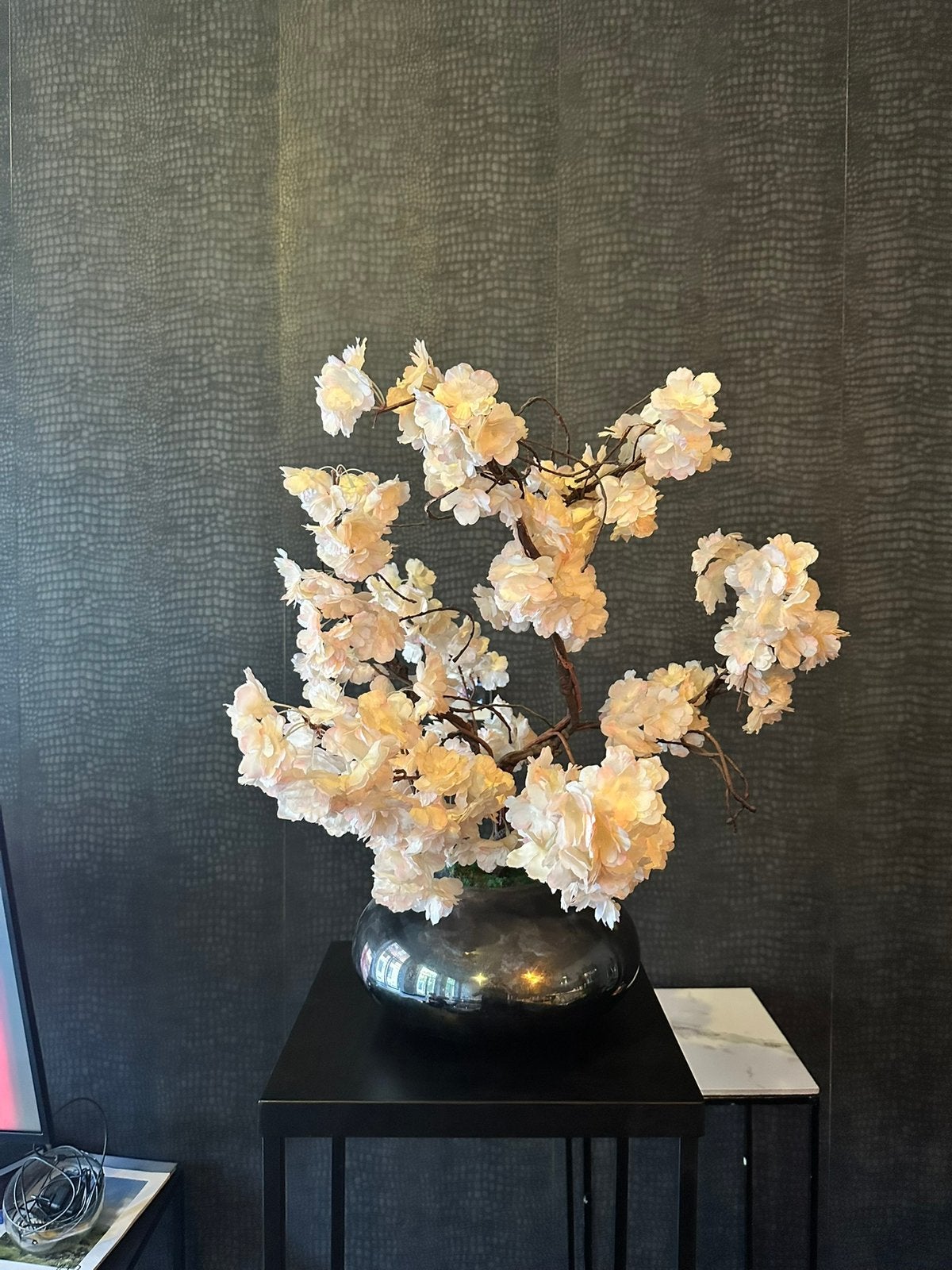 Decoratieve vaas met kunstbloemen, Ophalen of Verzenden, Zo goed als nieuw