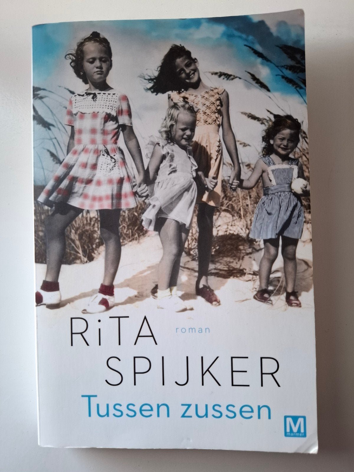 Tussen zussen - Rita Spijker, Ophalen of Verzenden, Zo goed als nieuw