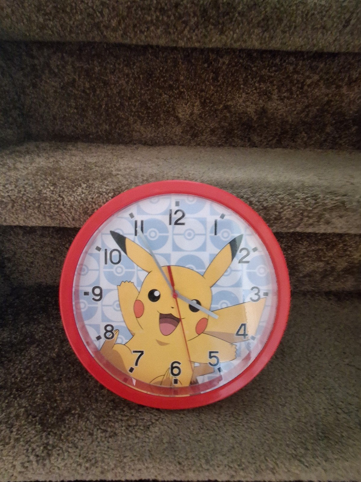 Leuke Pikachu Wandklok - Perfect voor Kinderkamer!, Analoog, Werkt op batterijen, Ophalen of Verzenden, Zo goed als nieuw