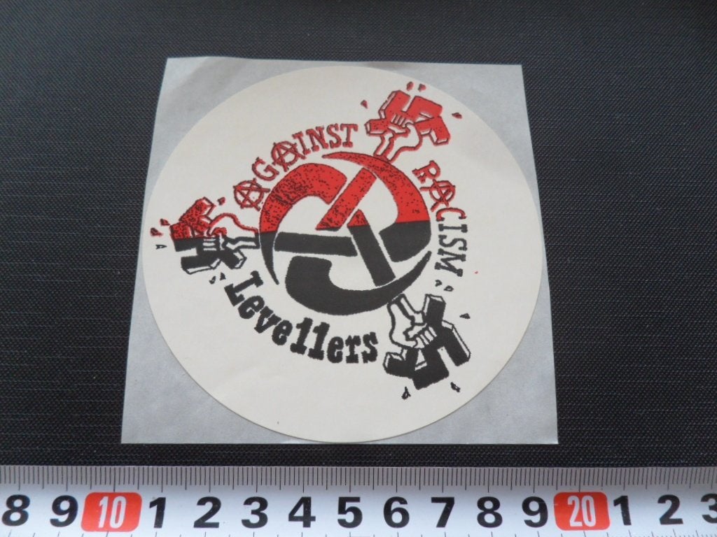 sticker levellers leve11ers against racism, Ophalen, Zo goed als nieuw