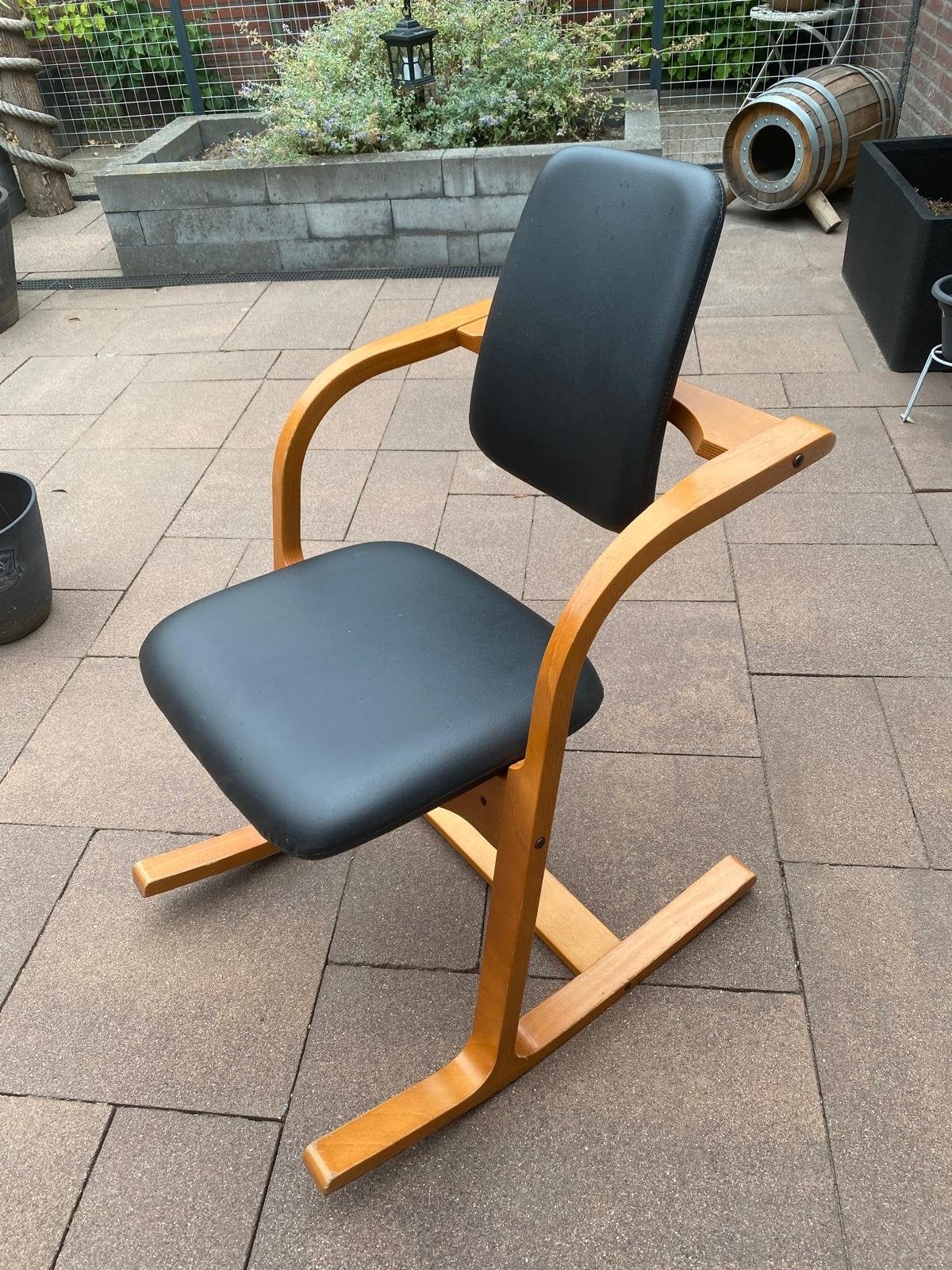 Stokke Varier Pendulum stoel – zwart/hout, Huis en Inrichting, Stoelen, Ophalen, Zwart, Zo goed als nieuw, Eén