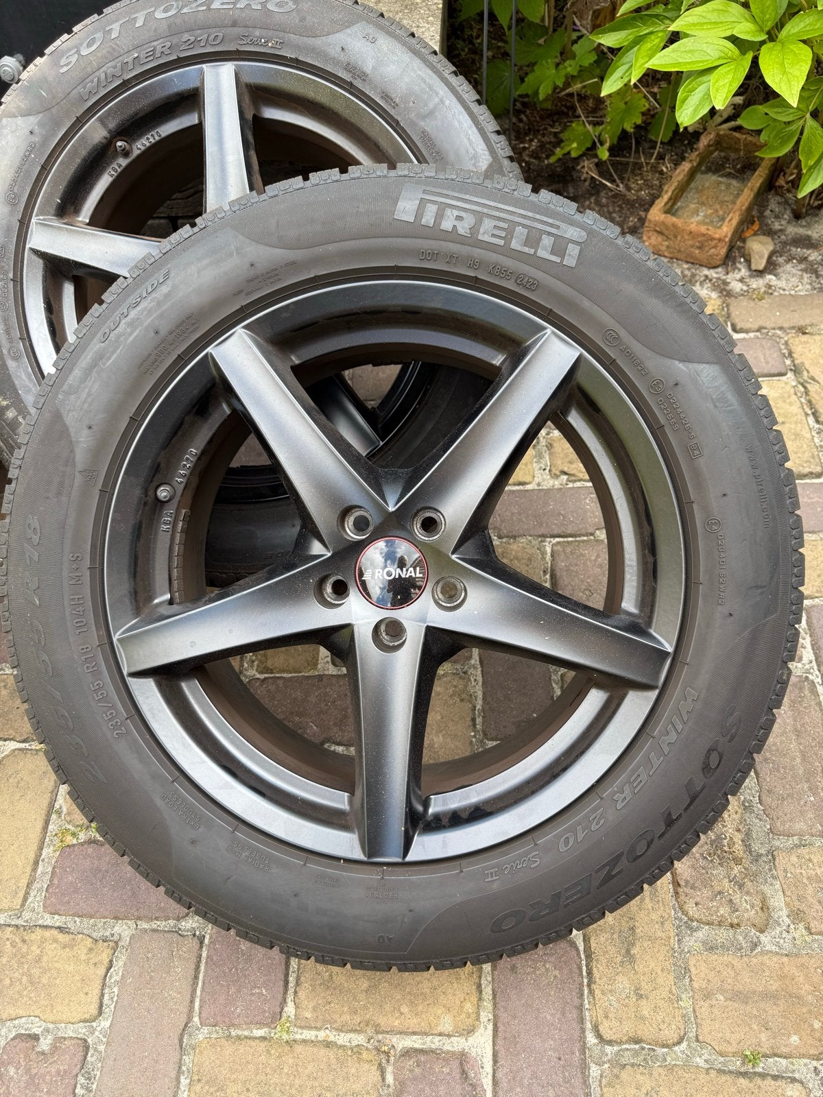 Zwarte lichtmetalen velgen met winterbanden Lynk & Co Volvo, Auto-onderdelen, Banden en Velgen, Ophalen, 18 inch, Gebruikt, Banden en Velgen