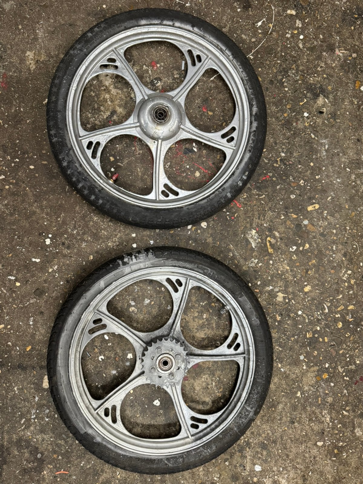 Tomos velg met band, Motoren, Ophalen