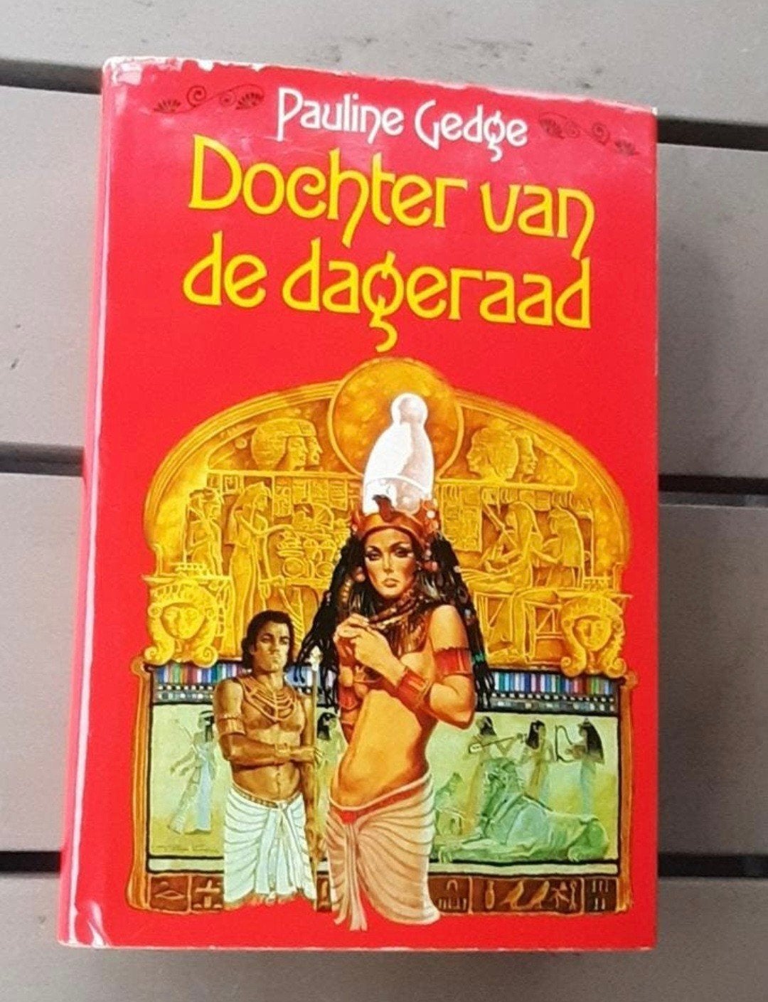 Dochter van de dageraad - Pauline Gedge (1979), Boeken, Ophalen of Verzenden, Gelezen