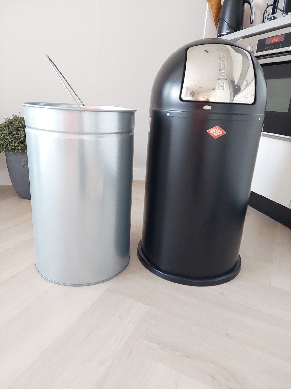 prachtige Wesco  pushboy pedaalemmer mat zwart, 40 liter of meer, Ophalen, Zo goed als nieuw, 50 – 75