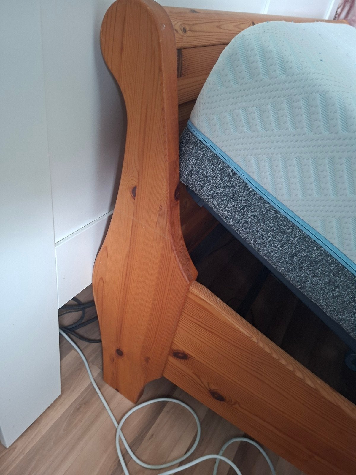 Foto 3 van Houten tweepersoonsbed met verstelbare lattenbodems