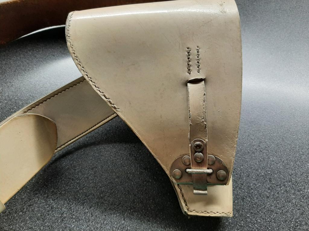 Holster  M 25 -  wit leder  / Politie - met gebruik sporen., Ophalen of Verzenden, Nederland, Embleem of Badge