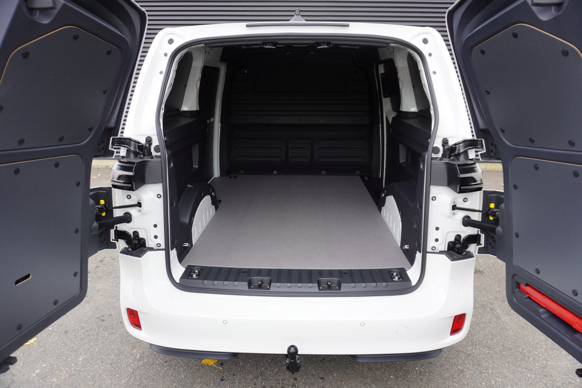 Volkswagen ID. Buzz Cargo 79kWh Accu 286 PK Achterdeuren 3-Z, Auto's, Automaat, Dealer onderhouden, Gebruikt, Zwart