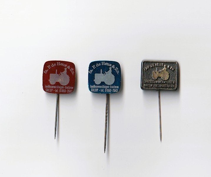 3 blikken tractorspeldjes P. de Heus, Greup, lees verder, Ophalen of Verzenden, Gebruikt, Overige onderwerpen, Speldje of Pin