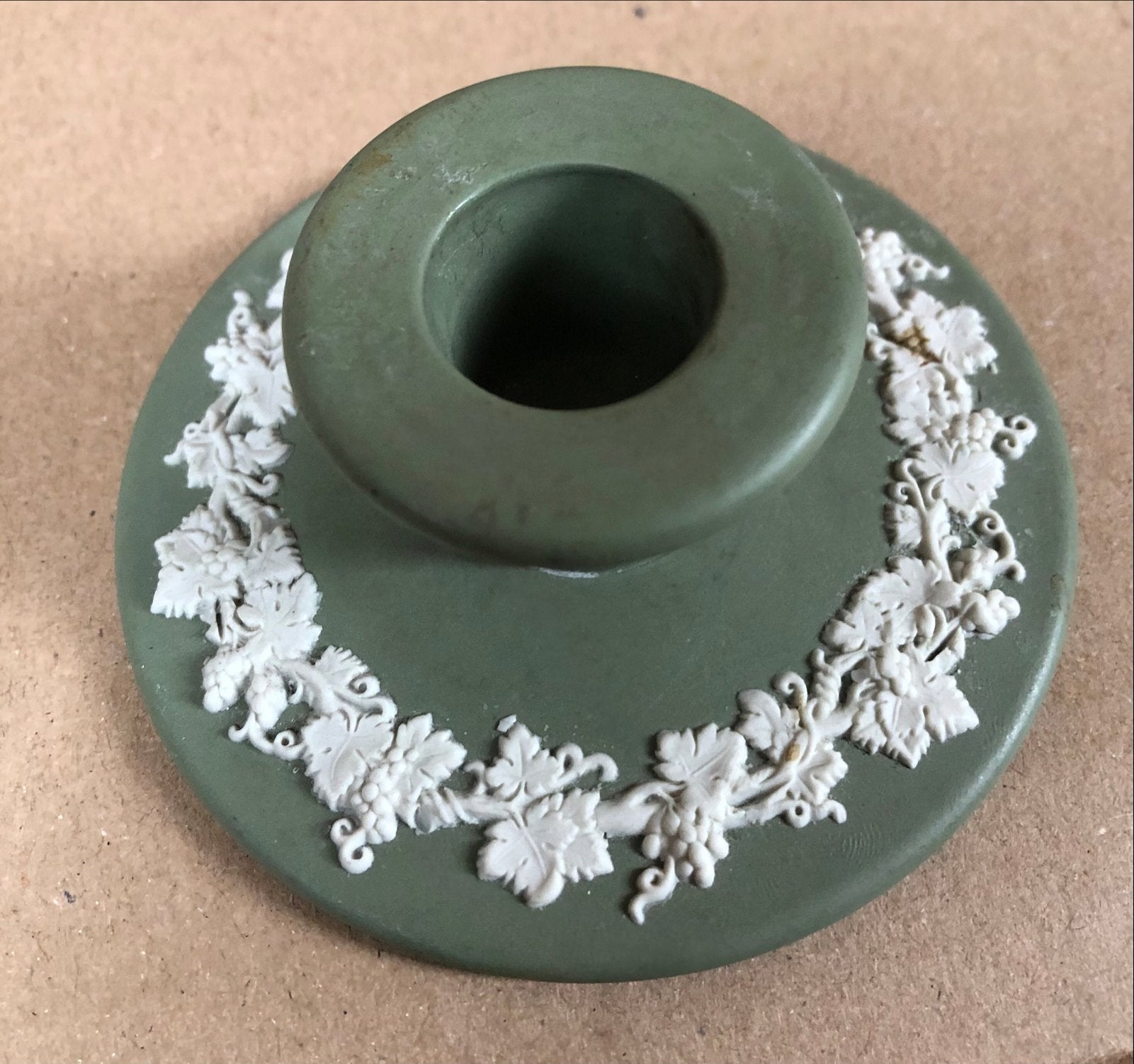 Wedgwood Jasperware Groene Kandelaar met Druivenranken, Antiek en Kunst, Ophalen of Verzenden