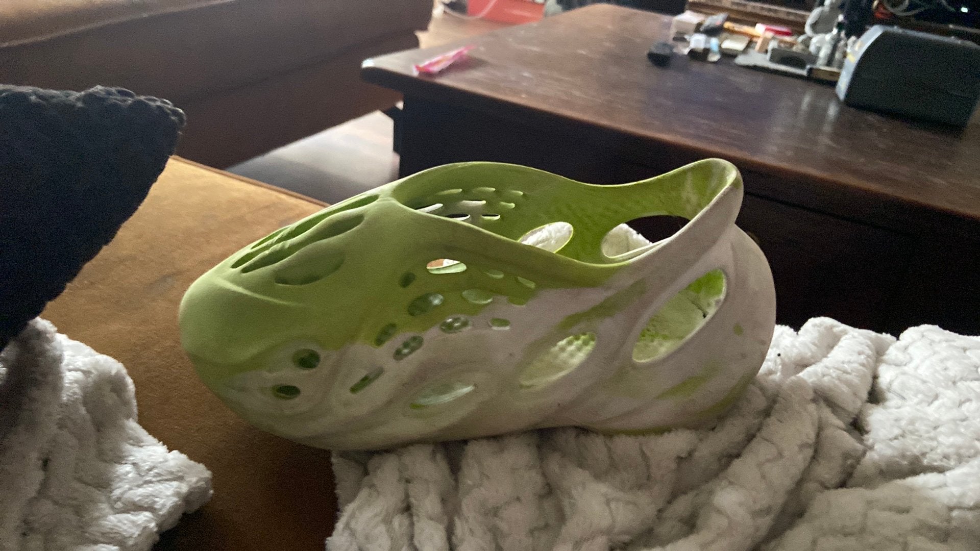 Ze zijn ong maat 37/38 yeezy slides groen en wit, Hagedis, 0 tot 2 jaar