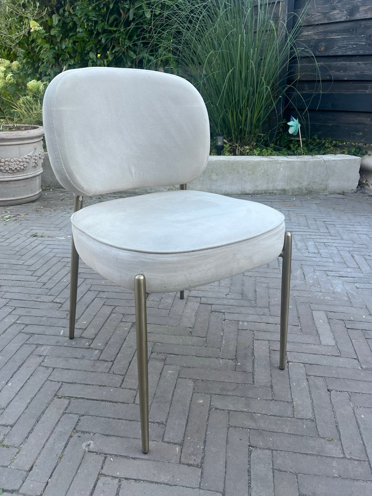 3x Westwing 'Viggo' stoelen, beige velvet, goud/nikkel onder, Gebruikt, Overige kleuren, Drie, Ophalen of Verzenden