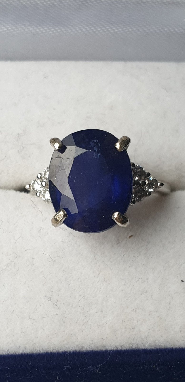 14 Witgouden ring/ ca 9 ct Saffier en diamanten, Ophalen, Wit, Nieuw, 17 tot 18