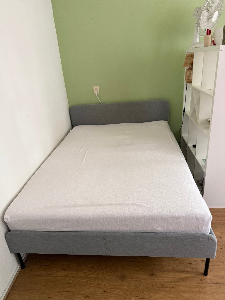 Grijs tweepersoonsbed met stoffen bekleding incl. matras, Gebruikt, Tweepersoons, 200 cm, 140 cm