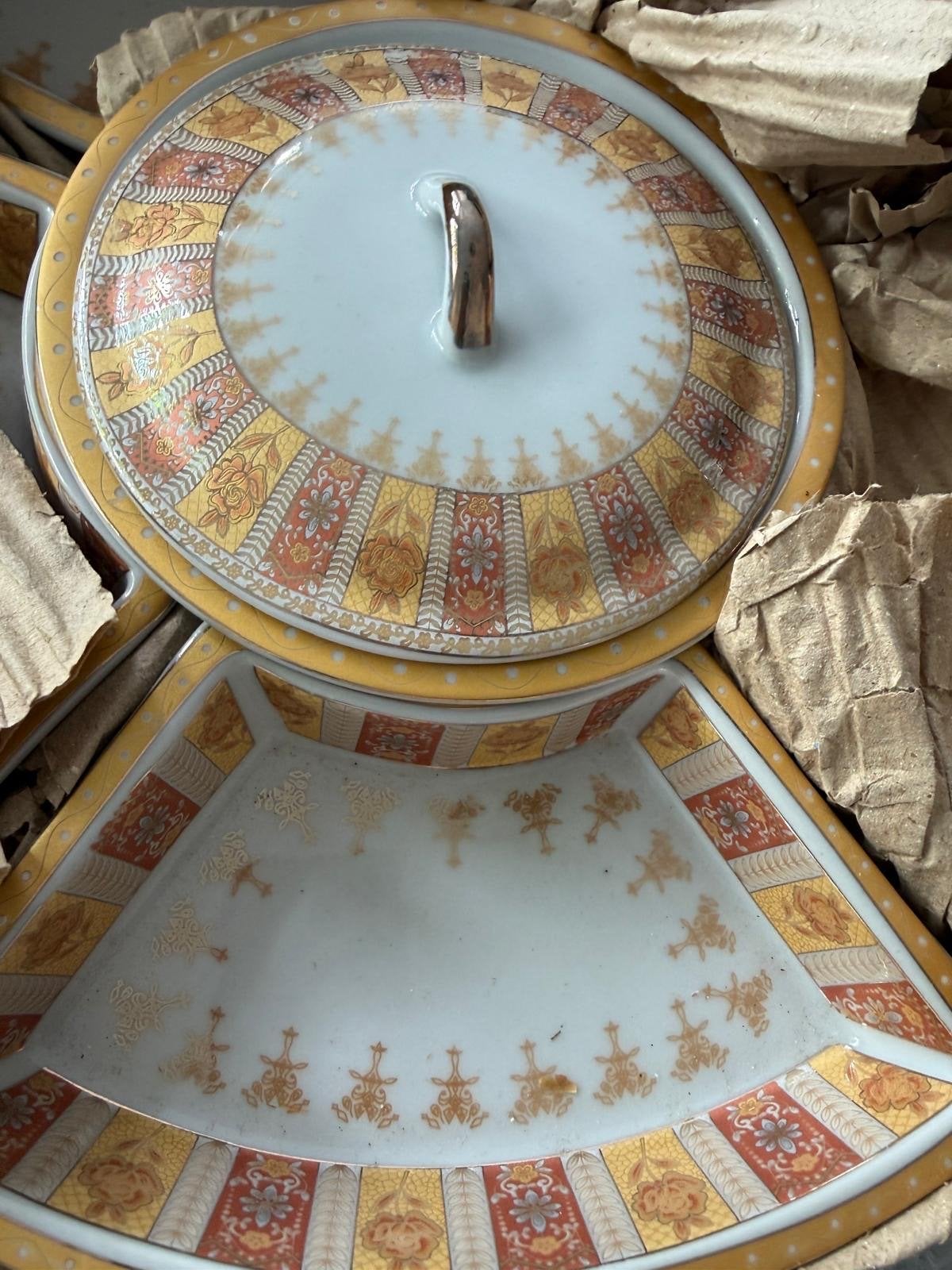 Decoratieve serveerschaal met deksel en vakken, Keramiek, Ophalen of Verzenden, Overige stijlen, Schaal of Schalen