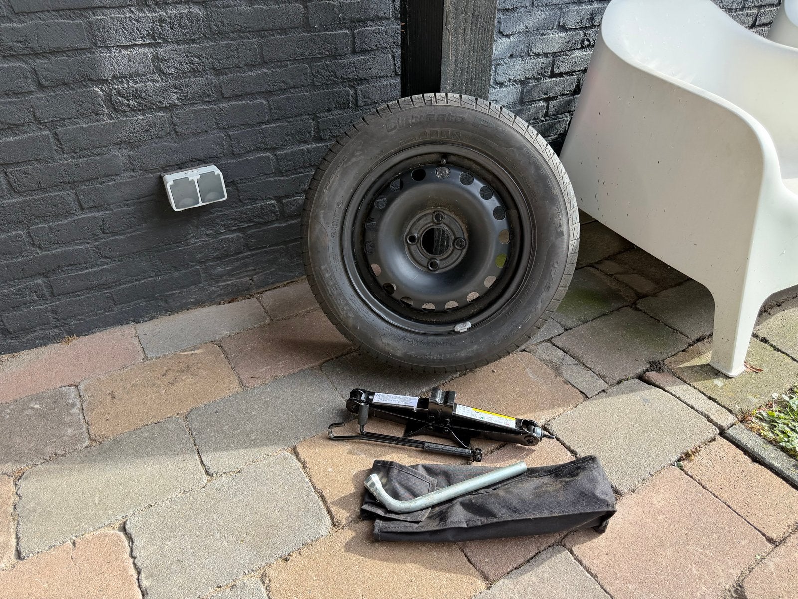 Volkswagen Up reservewiel  met krik en wielsleutel, Ophalen of Verzenden, Gebruikt