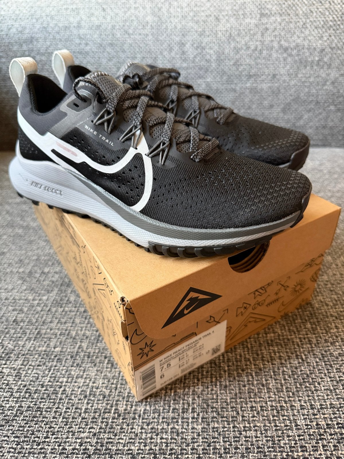 Nike React Pegasus Trail 4 - Nieuw in doos - Maat 38.5, Nieuw, Ophalen of Verzenden, Sportschoenen, Zwart