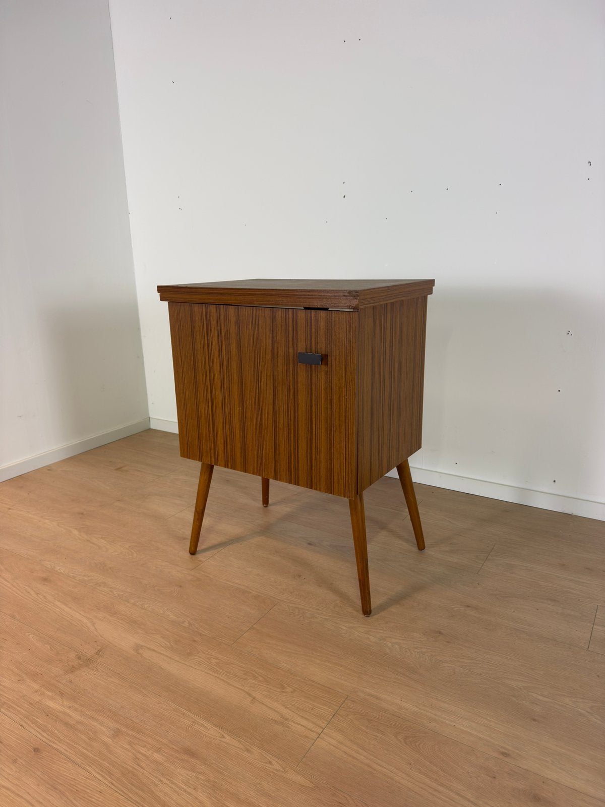 Vintage kastje met naaimachine, Ophalen