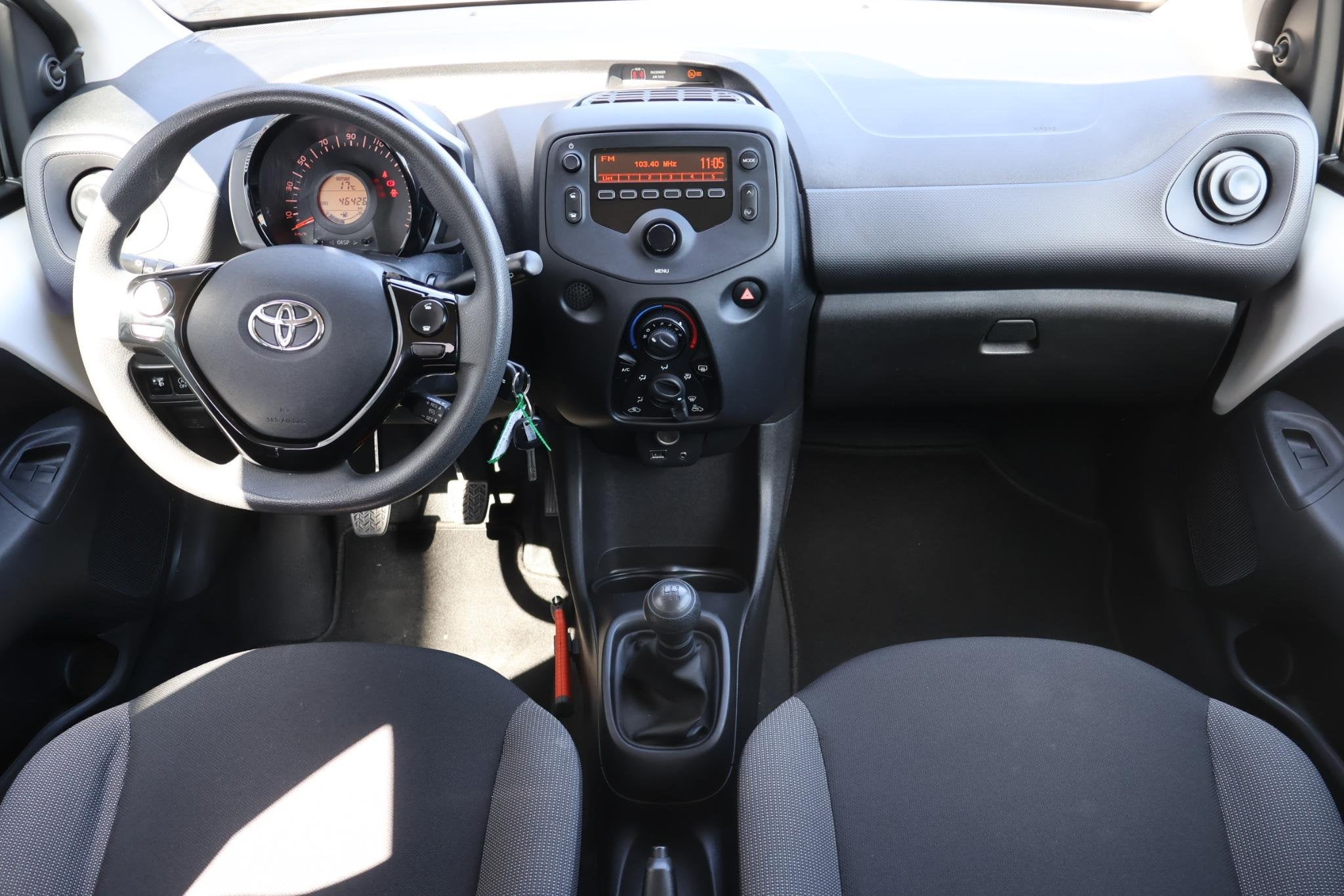 Toyota Aygo 1.0 VVT-i x-fun 1e Eigenaar | Dealer Onderh | BT, Auto's, Voorwielaandrijving, Stof, Gebruikt, Euro 6