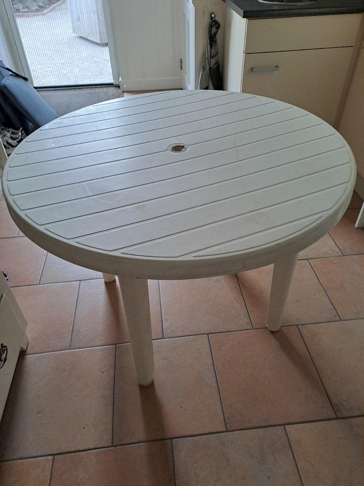 Gratis  Tuintafel demontabel, Tuin en Terras, Tuintafels, Ophalen, Gebruikt, Rond, Kunststof