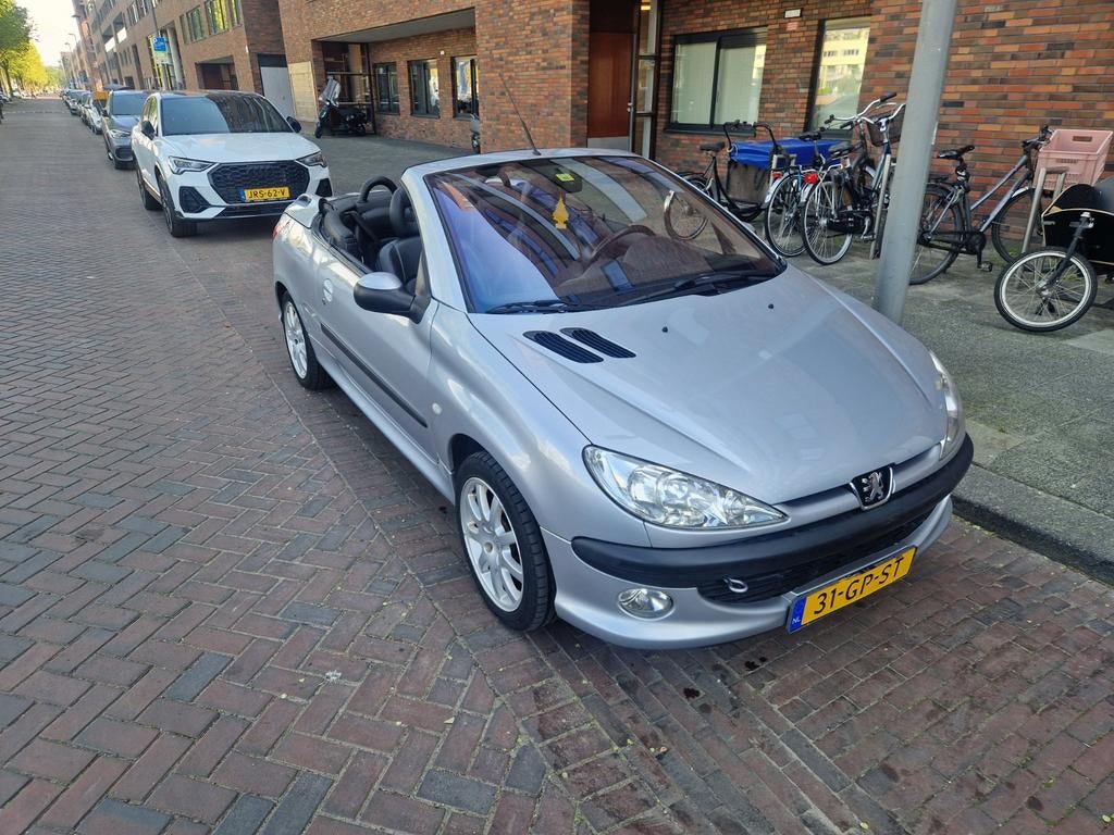 Peugeot 206 CC 2.0 16V 2001 Cabrio, Auto's, 136 pk, Zwart, 4 cilinders, Cabriolet
