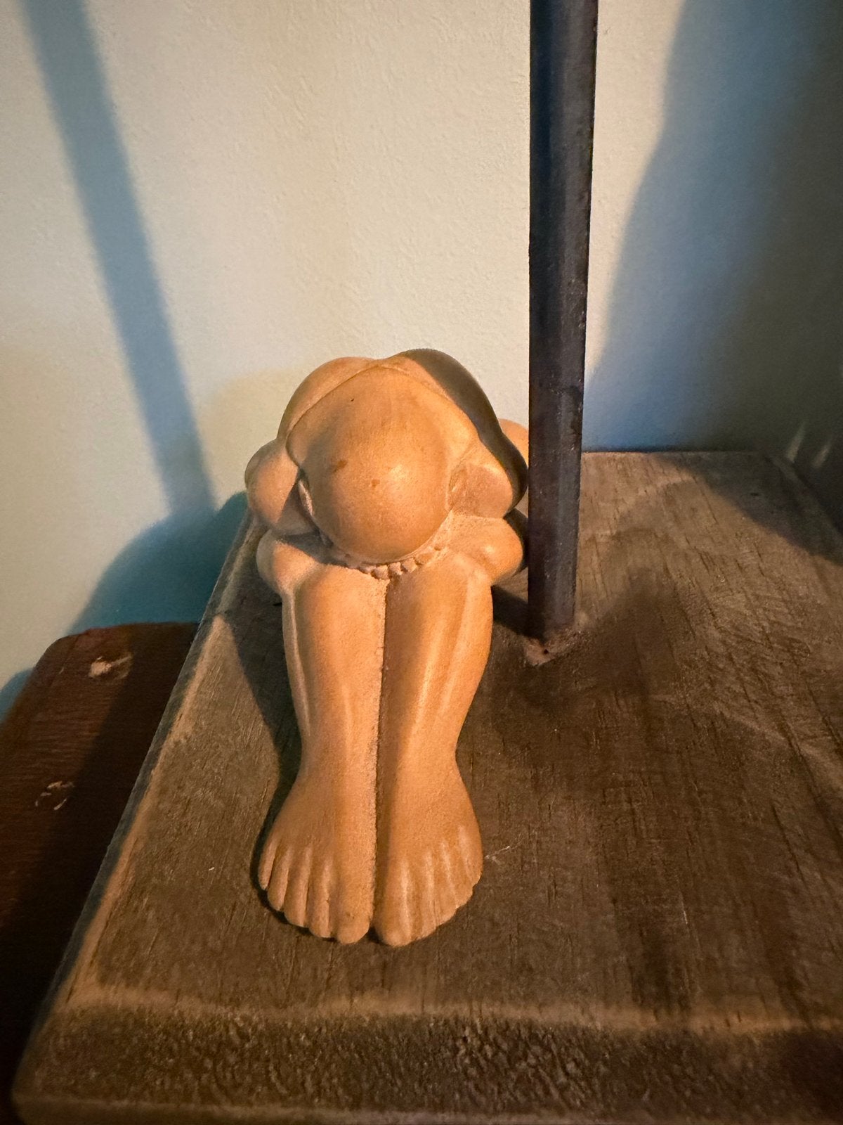Klein houten yogiman 9 cm beeldje, Minder dan 20 cm, Ophalen of Verzenden, Handgemaakt, Beeld