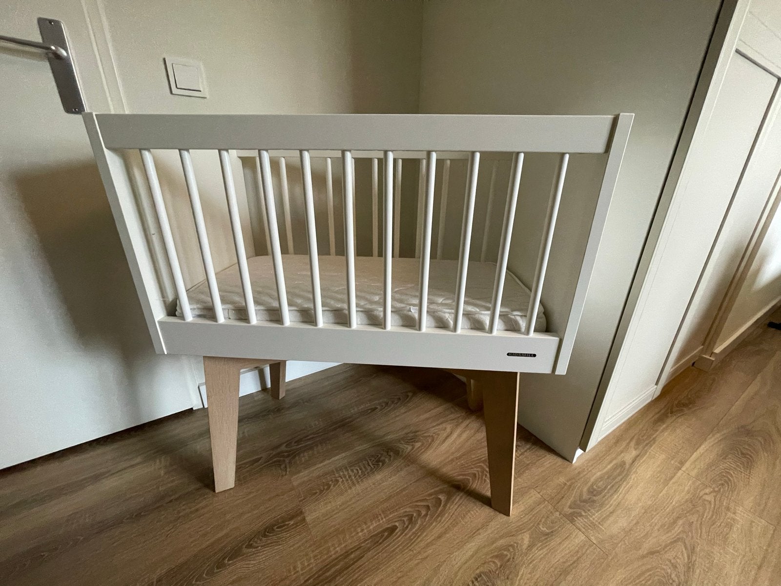 Kidsmill Sixties Wieg - Mat Wit / Eiken met Matras, Ophalen, Gebruikt, Wieg