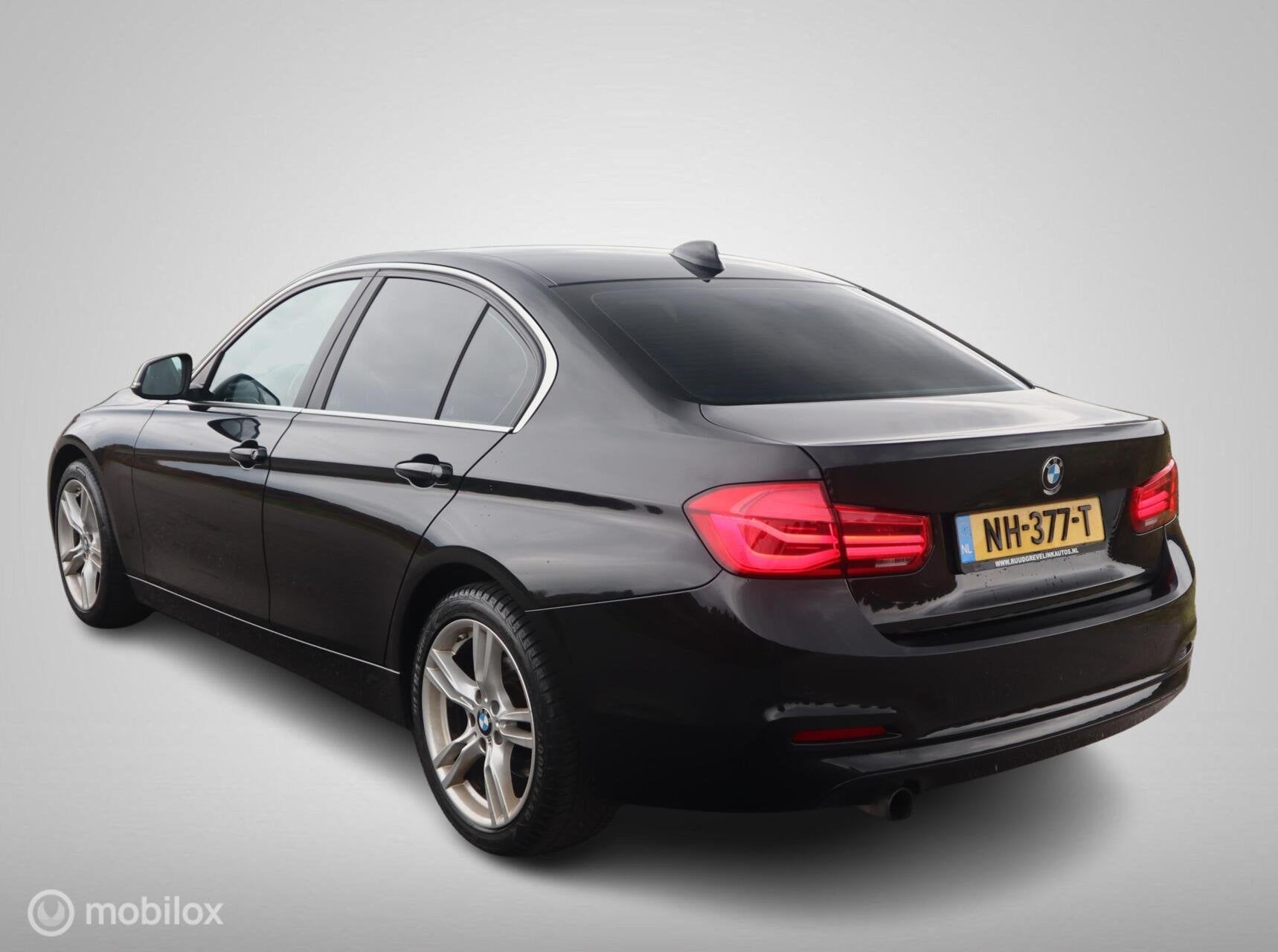 BMW 3-serie 318i Executive LED|18" LMV| CarPlay|LED|Navi|Don, Auto's, Zwart, Origineel Nederlands, Handgeschakeld, 3 cilinders
