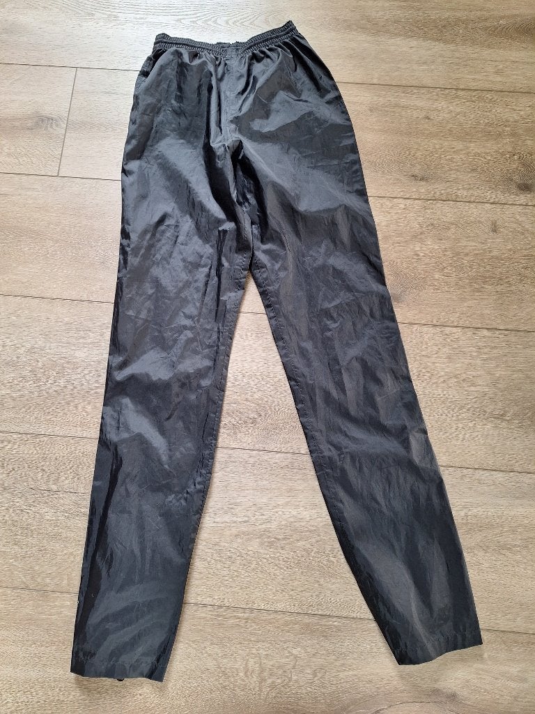 Mooie regenbroek zwart met handige ritsen maat XS, Ophalen of Verzenden, Zo goed als nieuw, Regenbroek, Dames