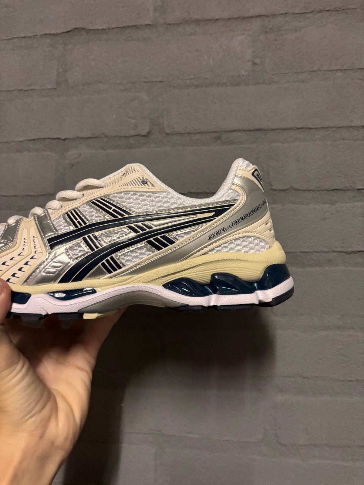 Nieuwe Asics sportschoenen in doos - Maat 40, Nieuw, Ophalen of Verzenden, Sportschoenen, Beige